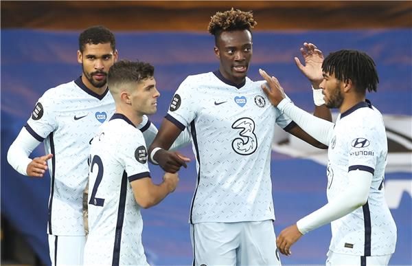 أبراهام مع فريقه