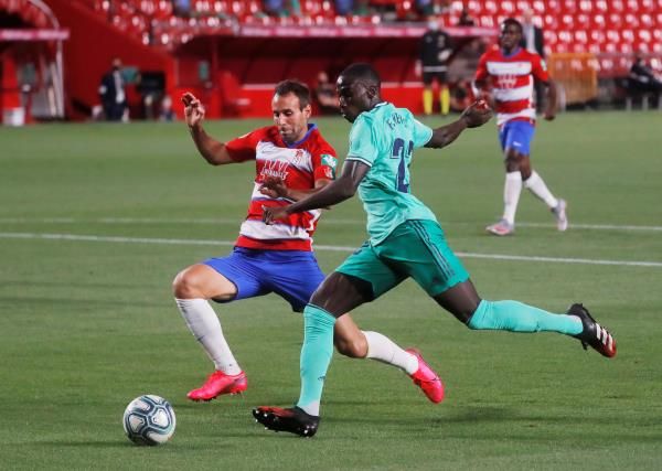 ميندي في طريقه لافتتاح التسجيل بشباك غرناطة