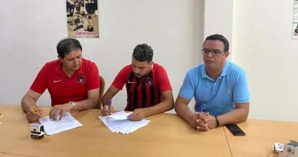 محمد مورابيط يوقع العقد