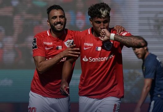 فرحة لاعبي سانتا كلارا 