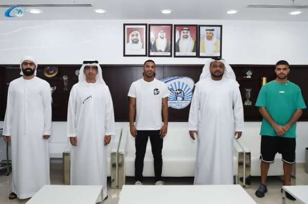 جانب من جلسة التوقيع