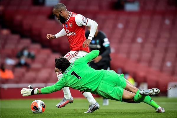 أليسون أمام آرسنال