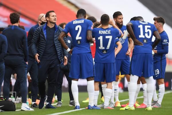 لامبارد ولاعبو تشيلسي