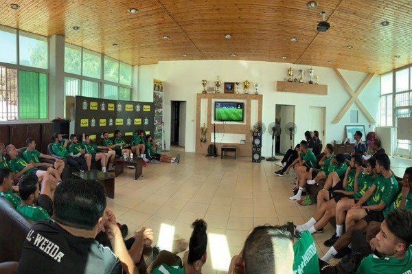 لاعبو الوحدات يستمعون لمحاضرة عوني حسونة