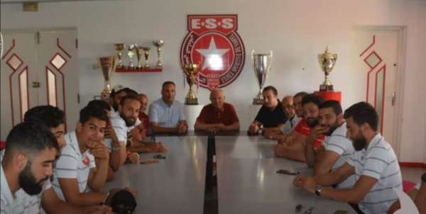 من اجتماع رضا شرف الدين بلاعبي كرة اليد