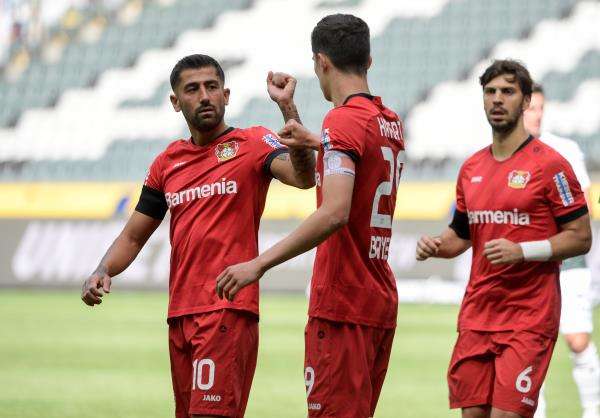 هافيرتز مع لاعبي باير ليفركوزن