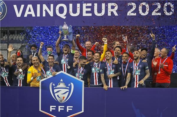 لاعبو باريس يرفعون الكأس