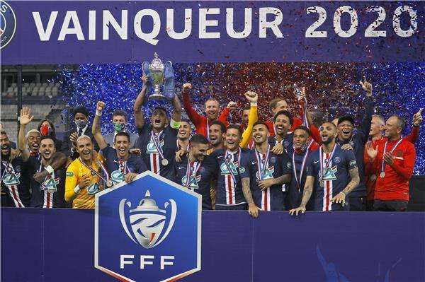 لاعبو باريس يرفعون الكأس