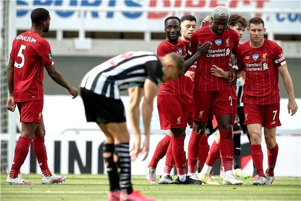 لاعبو ليفربول يحتفلون بهدف