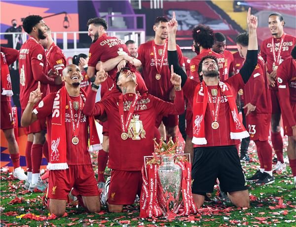 لاعبو ليفربول يحتفلون باللقب