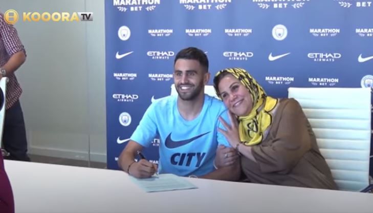 محرز مع والدته