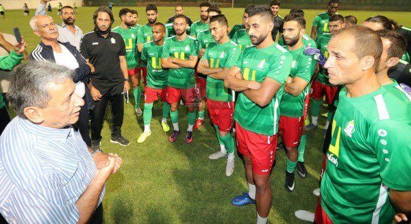 وجيه العزايزة يتحدث للاعبي الوحدات