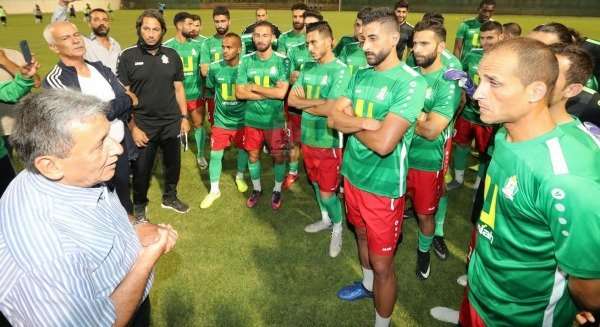 وجيه العزايزة يتحدث للاعبي الوحدات