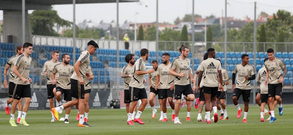 دياز مع لاعبي ريال مدريد