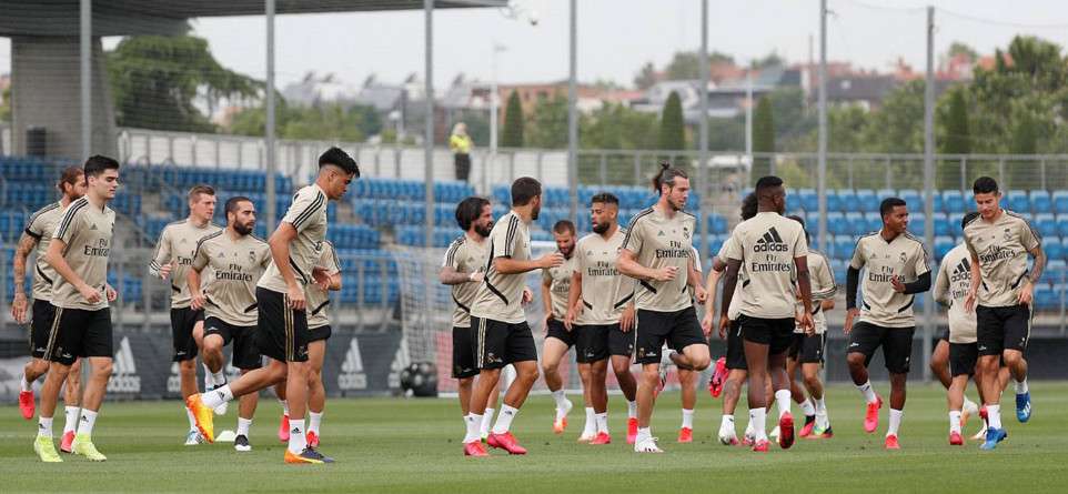 دياز مع لاعبي ريال مدريد