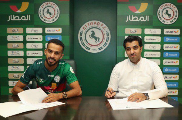 من توقيع اللاعب 