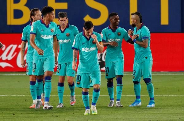 فاتي رفقة لاعبي برشلونة