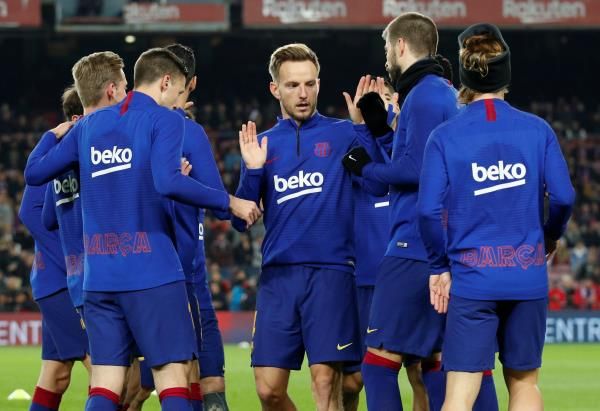 راكيتيتش مع لاعبي برشلونة