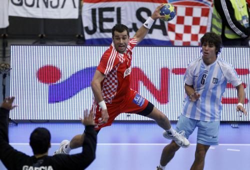 2011-01-222011-01-22t180545z_01_hnd609_rtridsp_3_handball_reuters