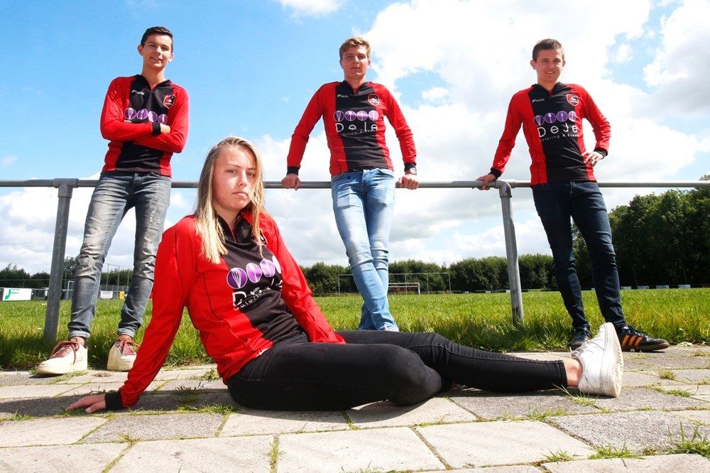 إلين فوكيما مع زملائها في فواروت