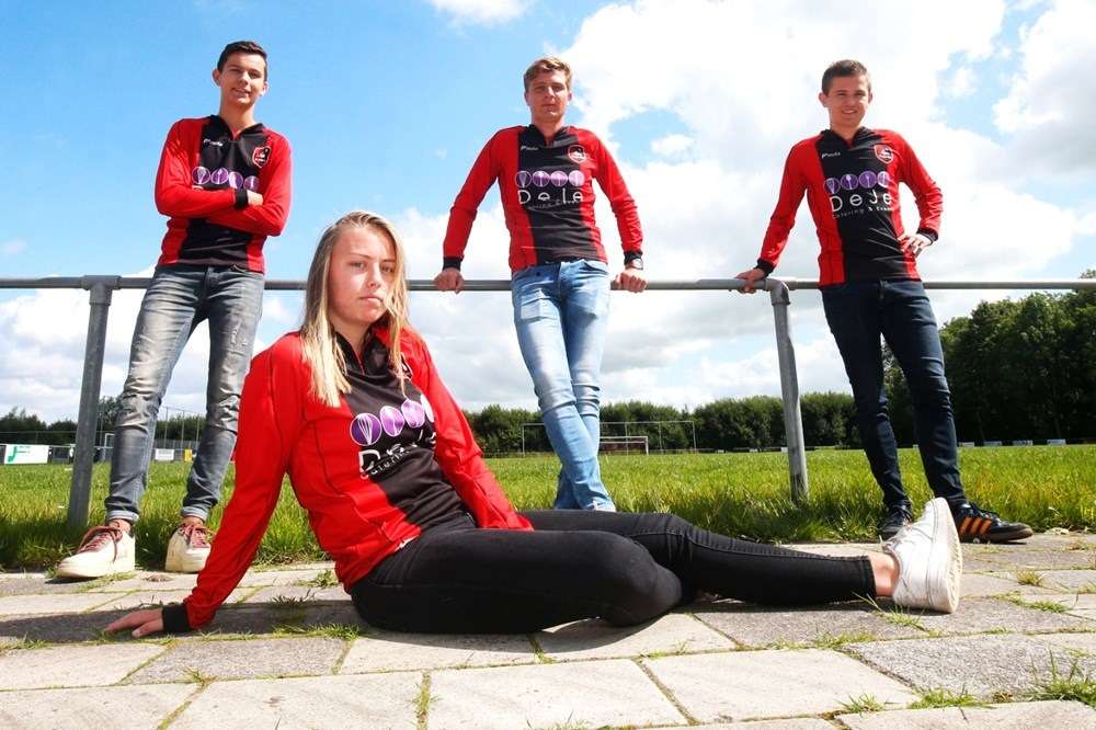 إلين فوكيما مع زملائها في فواروت