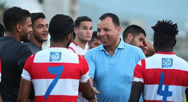 رئيس الإفريقي عبد السلام اليونسي مع اللاعبين