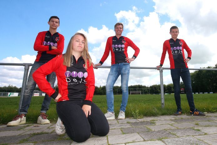 إلين فوكيما مع زملائها في فواروت