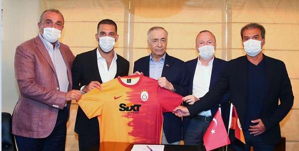 جانب من التوقيع