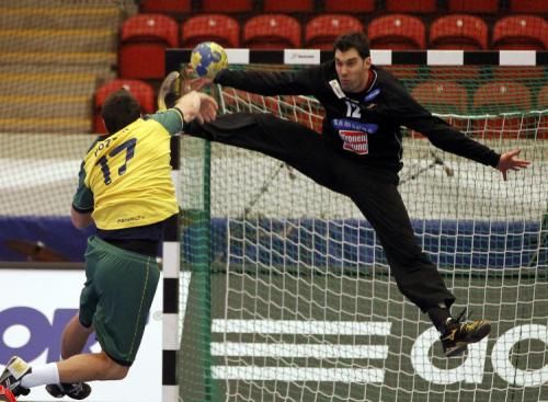 2011-01-142011-01-14t214818z_01_mdj134_rtridsp_3_handball_reuters