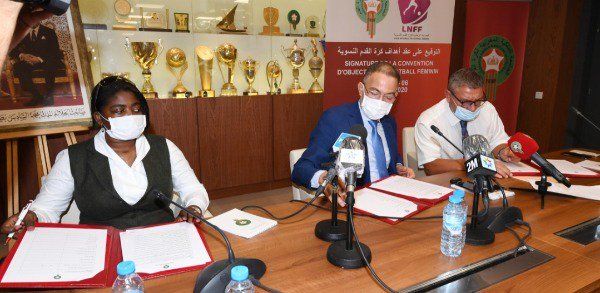 لقجع يوقع عقد أهداف الكرة النسائية 