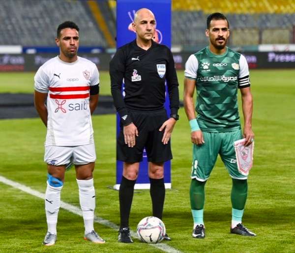 الحكم محمد عادل قبل المباراة