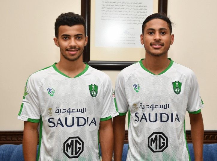 جانب من التوقيع