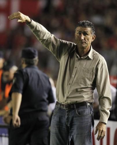 2010-11-26t010325z_01_ast06_rtridsp_3_soccer-latam_reuters