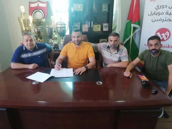 بشير الطل يوقع عقود تدريب شباب الخليل