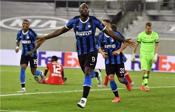 احتفال لوكاكو بهدفه