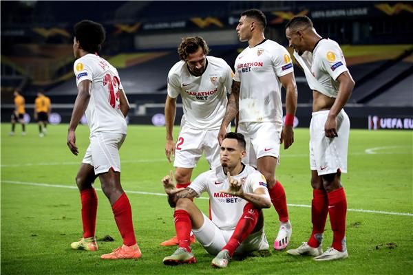 فرخة لاعبي إشبيلية