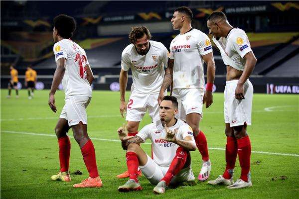 فرخة لاعبي إشبيلية