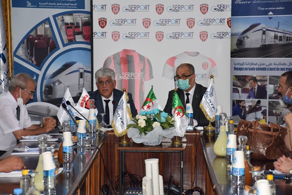 جانب من توقيع العقد