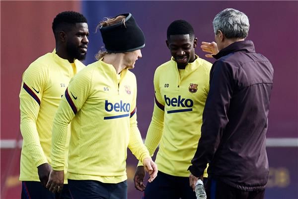 أومتيتي مع لاعبي برشلونة