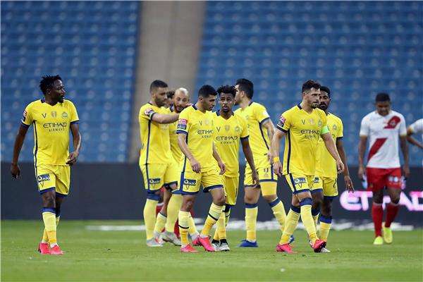 لاعبو النصر يحتفلون بالهدف