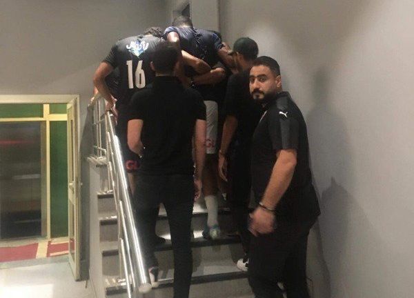 لاعبو الزمالك يساعدون حسام عبد المجيد 