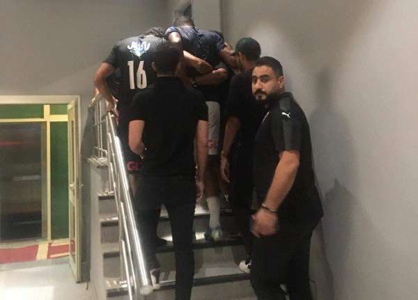 لاعبو الزمالك يساعدون حسام عبد المجيد