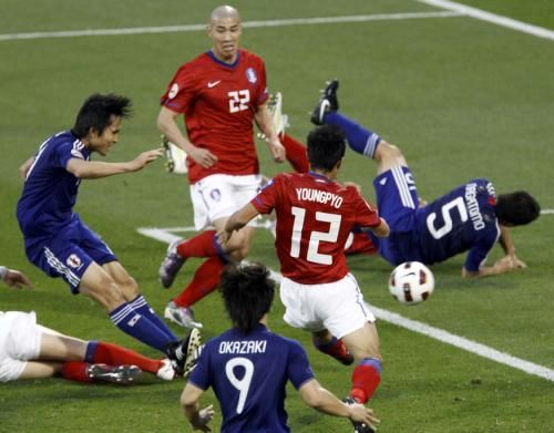 2011-01-252011-01-25t142114z_01_ac725_rtridsp_3_soccer-asian_reuters