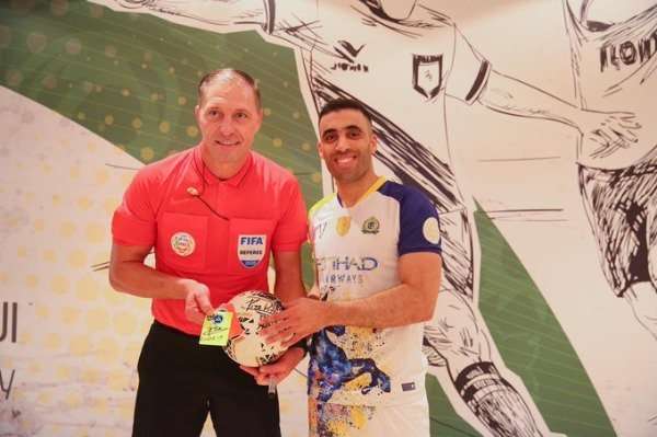 حمد الله يحصل على كرة المباراة