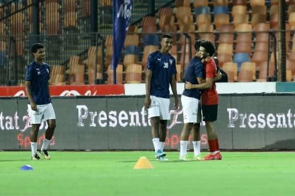 فيصل وأشرف يصافحان بدر