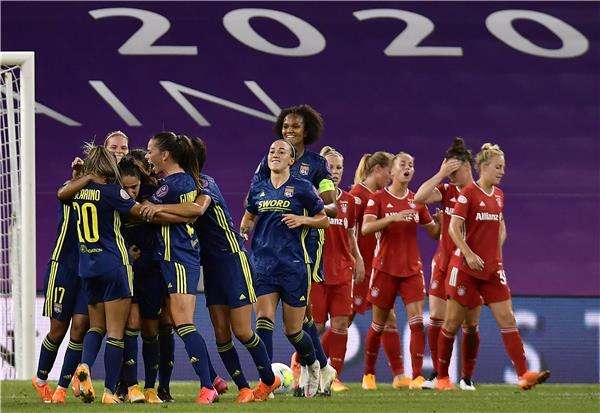 لاعبات ليون بعد الانتصار على بايرن ميونخ