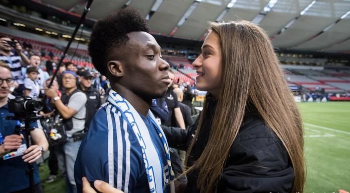 ألفونسو ديفيز وصديقته