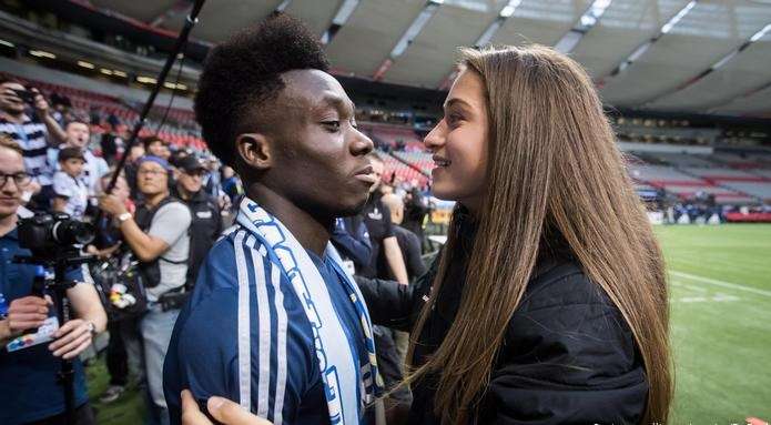 ألفونسو ديفيز وصديقته