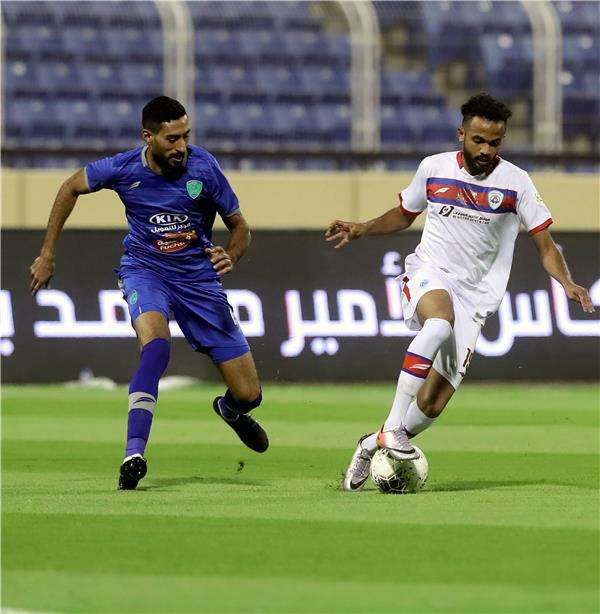 عمار النجار يمينًا