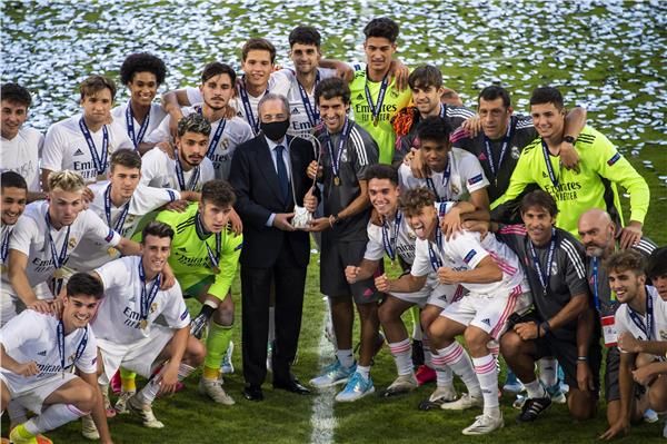 راؤول يحمل الكأس